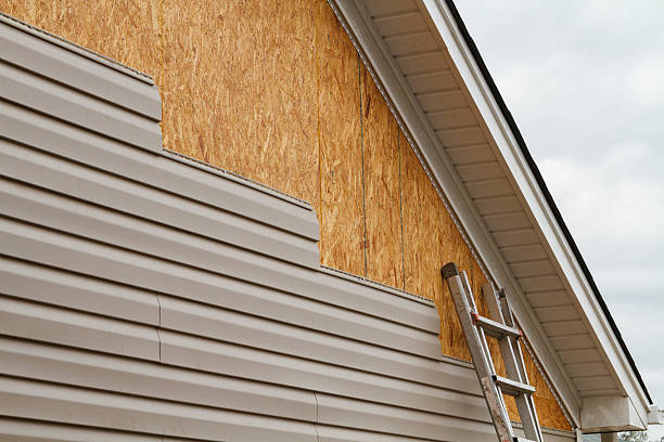 Professional Vinyl Siding technician working in Washington Grove, MD